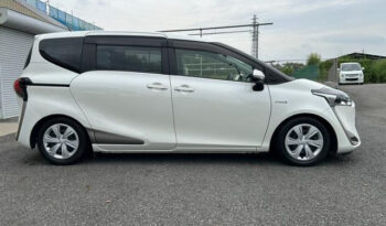 Toyota Sienta Hybrid full