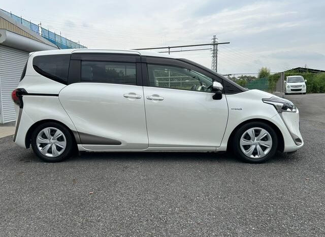 Toyota Sienta Hybrid full