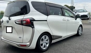 Toyota Sienta Hybrid full