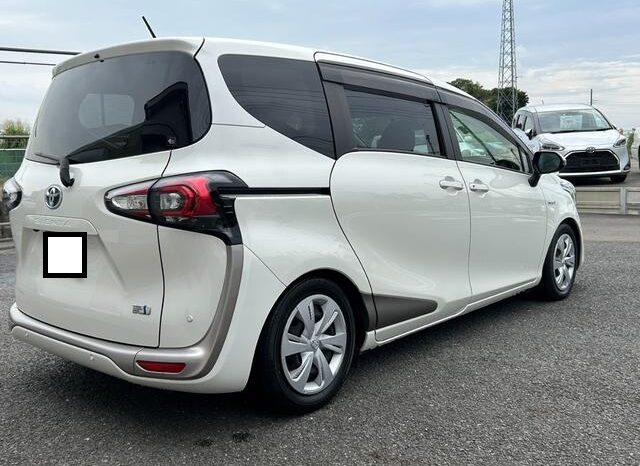 Toyota Sienta Hybrid full
