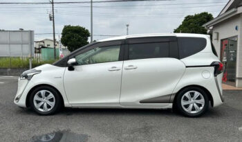 Toyota Sienta Hybrid full