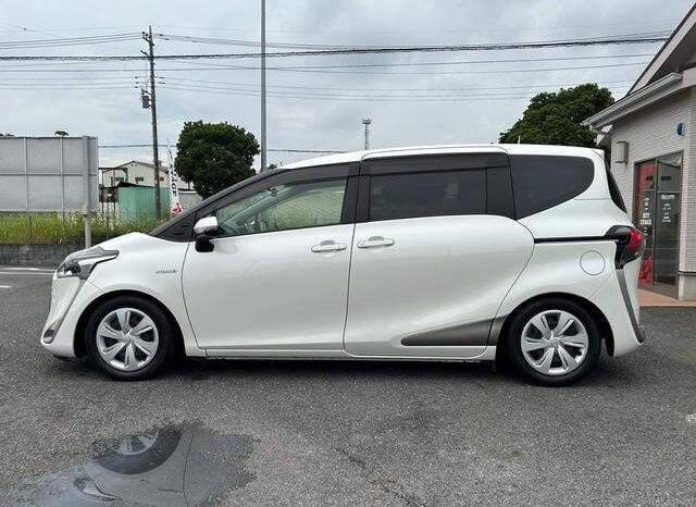 Toyota Sienta Hybrid full