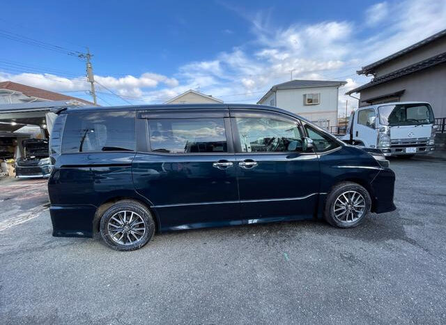Toyota Voxy full