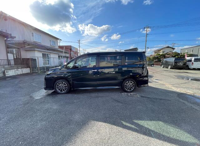 Toyota Voxy full