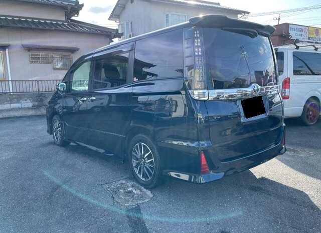 Toyota Voxy full