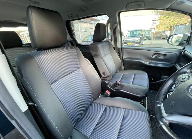 Toyota Voxy full