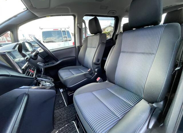 Toyota Voxy full