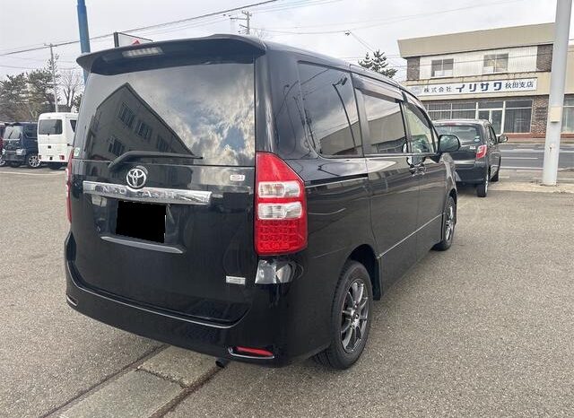 Toyota Noah (Reserved) full