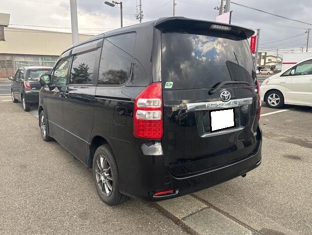 Toyota Noah (Reserved) full