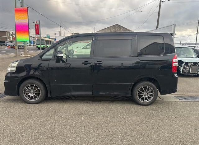 Toyota Noah (Reserved) full